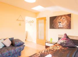 - Savanna Lodge Deluxe with Exclusive Design - Apartment 75sqm - Central Location - Terrace with View - Completely Renovated 2024 with Smart TV & Netflix - Separate Kitchen - Free Parking - Near Airport & Train，位于杜伊斯堡的带停车场的酒店