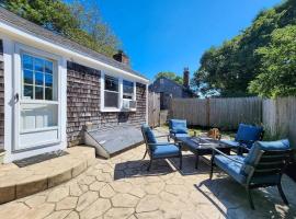 Charming Cape-Cod Cottage with Fire Pit，位于丹尼斯的酒店
