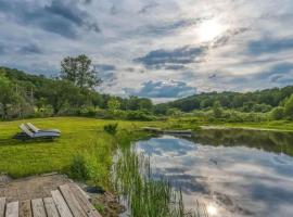 Chic Renovated Chalet with Private Pond，位于Roscoe的酒店