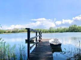 Uroczy duży dom nad jeziorem z prywatną przystanią