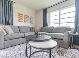 Modern Chic Getaway - Sleeps 11 - Palmwavestays