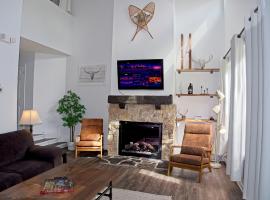 Modern Town at Wintergreen 2min walk to Village Sauna，位于蓝山的乡村别墅