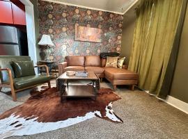 Bigfoot Hunters Haven-1bed1bath-deck-russell Ks，位于Russell的酒店