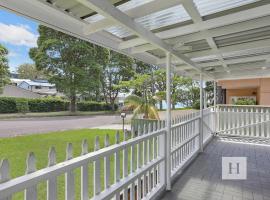 The Lakehouse，位于Mannering Park的酒店