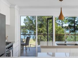Rivers Edge Oasis -Karuah, Infinity Pool and Private Cinema room，位于Karuah的酒店