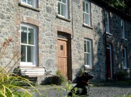 Bronfelin & Troed-y-Rhiw Holiday Cottage，位于勒兰蒂德威尔斯的酒店