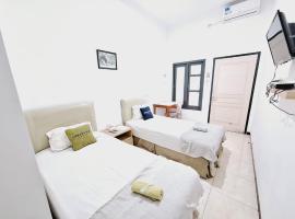 Urbanview Roemah Tanjung Blitar，位于勿里达的酒店