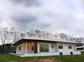 Japanese-inspired minimalistic house，位于Ban Bang Mak的酒店