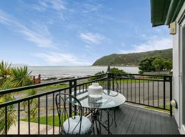 Spectacular Ocean View Retreat，位于Plimmerton的酒店