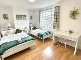 3 Twin Bedroom Entire House Sleeps 9 Driveway Parking near Coventry University and City Center，位于考文垂的酒店