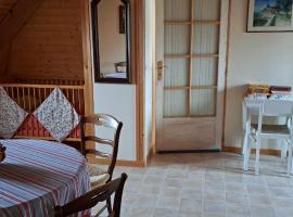 LOCATION à COUCY LE CHATEAU，位于Coucy-le-Château-Auffrique的酒店