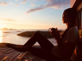 Atlantic Road Sleeping Experience Re-Treats，位于Vevang的酒店