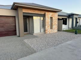 Alkimos Beach Luxury Home，位于Alkimos的酒店