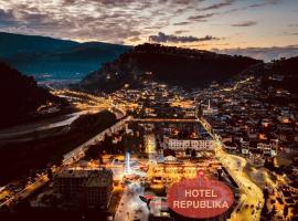 Hotel Republika Berat，位于培拉特的酒店
