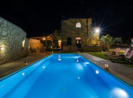 Skandalis Apartments with pool，位于绍达机场 - CHQ附近的酒店