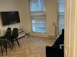 Cosy Modern 2 Bedroom Trafalgar Square Apartment