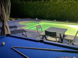 BY NEPTUNE - La Maison Courtenay Piscine Privée, 4 Chambres，位于考特尼的酒店