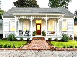 Katie's Cottage in Natchez, Charming Historic Home，位于纳奇兹的酒店