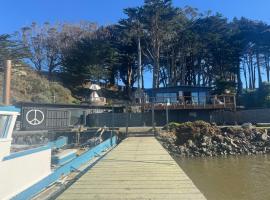 Waterfront Carriage house on Tomales Bay with dock，位于Marshall的酒店
