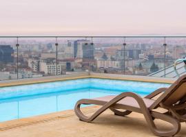 BelleView Boutique Aparthotel，位于克卢日-纳波卡的带泳池的酒店