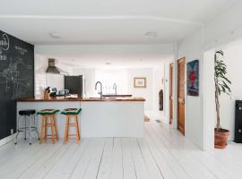 Bloomfield Bliss - Hot Tub and Walking Distance to Park，位于Bloomfield的酒店