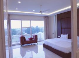 Hotel Veera，位于Talwāra的酒店