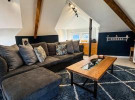 CRAFTSMAN UPSTAIRS with impressive attic!，位于Willmar的酒店