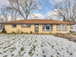 Cozy Wisconsin Escape with Deck, Grill and Fire Pit!，位于欢乐草原的酒店