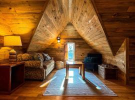 THE LOFT 3 level urban cabin with a HUGE patio!，位于Willmar的酒店