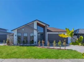 Beach Revival - Clarks Beach Holiday Home