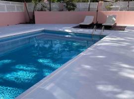 Seabreeze - 2-Bedroom Apartment Private Oasis in Frigate Bay，位于Kittitian Village的酒店