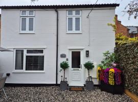 Rugby Coach House, Central location, 5 star rating，位于拉格比的酒店