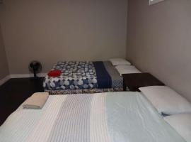 Kitchener -WLU BNB-Minutes To University of Waterloo, Conestoga College,Buses,Airport，位于滑铁卢的酒店