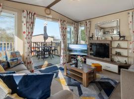 Retreat at the Lake - Fishing Lakes, Heated Outdoor Swimming Pool 500yrds on Sister Park , Pool Open April to September，位于埃克塞特的酒店