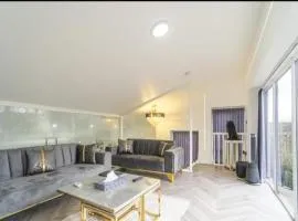 New Modern Stylish Villa Near City Centre Birmingham, with outdoor Hot Tub