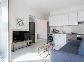 Marble - Cozy Studio W Balcony in Larnaca