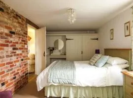 Woodman's Barn with countryside views - Sleeps 6