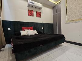 S H Residence & APARTMENTS，位于Mūsapur的酒店