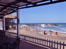 Playa Roca Beach Hotel，位于拉斯彭尼塔斯的酒店