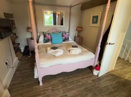 Prior Hall Farm Cottage - 3 bedroom luxury cottage in center of Malham，位于马勒姆的酒店