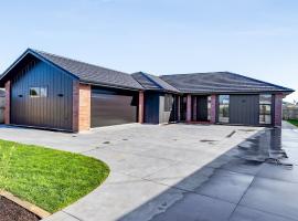 Family home, Game Zone & Outdoor Fireplace- Sleeps 10，位于新普利茅斯的酒店