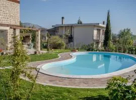 Casale nel Verde con Piscina e Vista