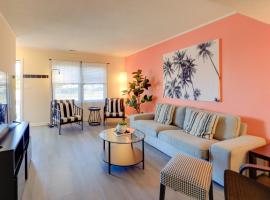 Walk to Atlantic Beach Townhome with Patio!，位于大西洋滩的酒店