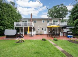 2 BEDROOM HOT TUB WASHER dRYER PVT BACKYARD，位于马萨皮夸的酒店