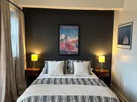 Downtown Studio with Full Kitchen and Bath