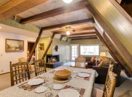 Quaint and Rustic A-Frame Less Than 5 Mi to Plumas-Eureka!，位于Plumas Eureka的酒店