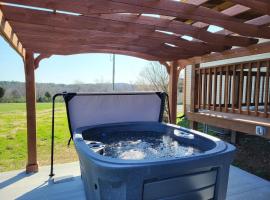 Private Home with a HOT TUB，位于Karbers Ridge的酒店