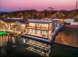 Chateau Bleu, Canal front Stunner