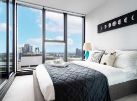 1B1B Condo with Bay &River Views，位于墨尔本的酒店
