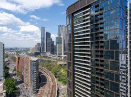 1B1B Condo with Bay &River Views，位于墨尔本的酒店